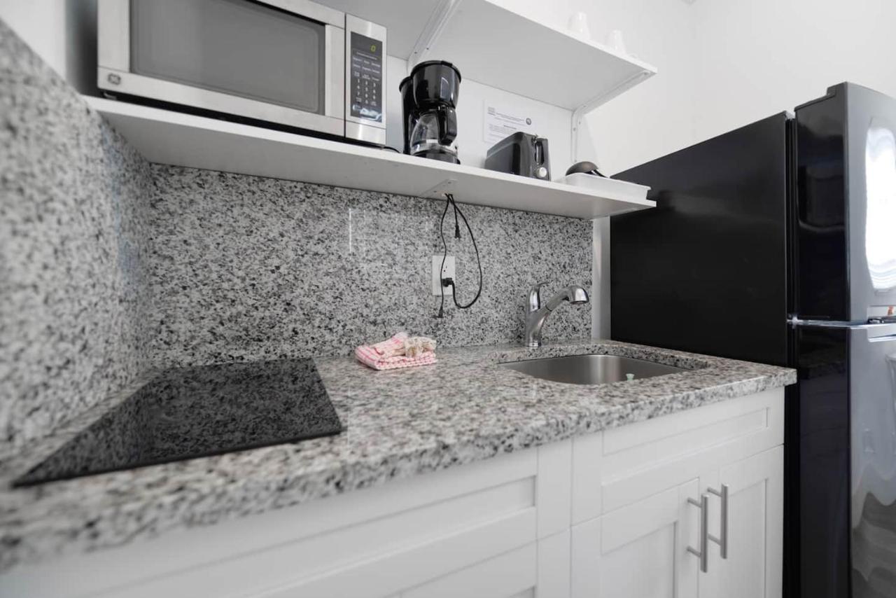 Cozy 1 Bedroom With Pool Steps From The Beach #41 Hollywood Eksteriør billede